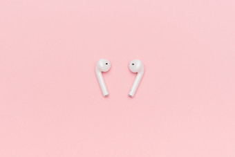 新西伯利亚俄罗斯3月白色无线蓝牙耳机粉红色的背景新西伯利亚俄罗斯3月白色无线蓝牙耳机柔和的粉红色的背景