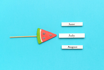木日历夏<strong>天</strong>个月7月6月8月和西瓜棒棒糖坚持蓝色的背景概念假期假期你好7月有创意的前视图模板木日历夏<strong>天</strong>个月7月6月8月和西瓜棒棒糖坚持蓝色的背景概念假期假期你好7月有创意的前视图模板
