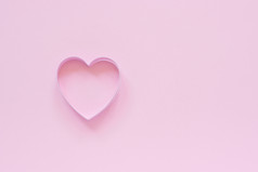 一个刀饼干心形状柔和的粉红色的背景概念情人节rsquo卡前视图复制空间为文本刀饼干心形状柔和的粉红色的背景概念情人节rsquo卡前视图复制空间为文本