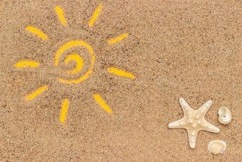 太阳标志画和海星贝壳沙子有创意的前视图复制空间前视图太阳标志画和海星贝壳沙子有创意的前视图复制空间前视图