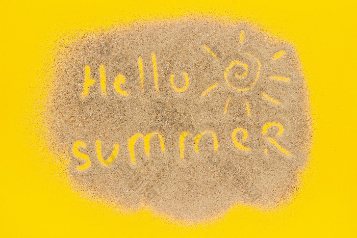 文本你好夏天和太阳标志画沙子黄色的纸背景有创意的前视图概念假期文本你好夏天和太阳标志画沙子黄色的纸背景有创意的前视图概念假期