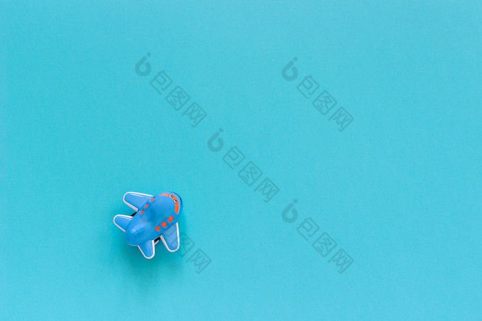 孩子们rsquo有趣的玩具飞机蓝色的纸背景复制空间前视图模板为明信片文本你的设计孩子们rsquo有趣的玩具飞机蓝色的纸背景复制空间前视图模板为明信片文本你的设计