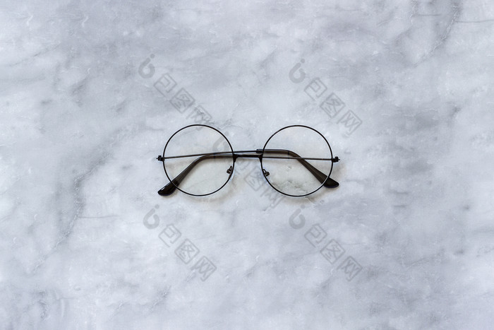 时尚的黑色的轮眼镜演出大理石背景前视图复制空间最小的风格时尚的黑色的轮眼镜演出大理石背景前视图复制空间最小的风格