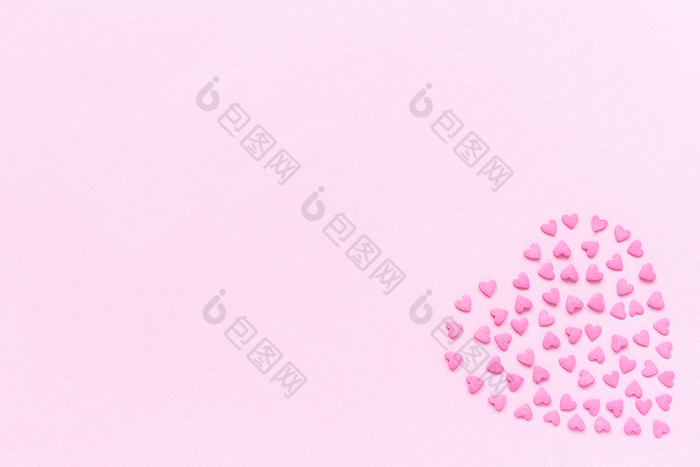 心从粉红色的糖果洒心形状位于的正确的角落里柔和的粉红色的背景概念情人节rsquo卡前视图复制空间为文本粉红色的糖果洒心形状柔和的粉红色的背景概念情人节rsquo卡前视图复制空间为文本