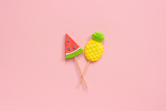 菠萝和西瓜棒棒糖坚持粉红色的背景概念夏天假期假期有创意的前视图模板问候卡明信片菠萝和西瓜棒棒糖坚持粉红色的背景概念夏天假期假期有创意的前视图模板问候卡明信片