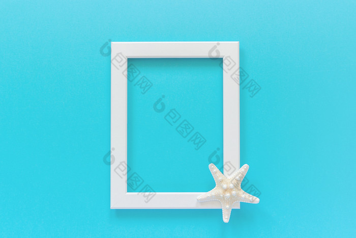 白色框架与海星蓝色的背景有创意的平躺前视图模板为明信片设计复制空间为文本白色框架与海星蓝色的背景有创意的平躺前视图模板为明信片设计复制空间为文本