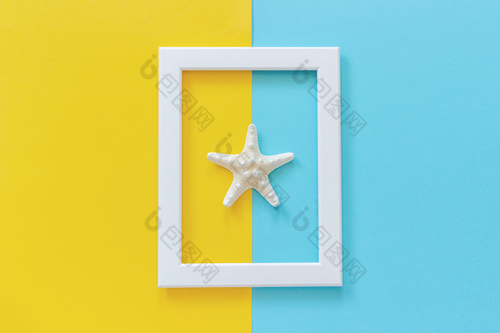白色框架与海星蓝色的和黄色的背景有创意的平躺前视图模板为明信片设计复制空间为文本白色框架与海星蓝色的和黄色的背景有创意的平躺前视图模板为明信片设计复制空间为文本