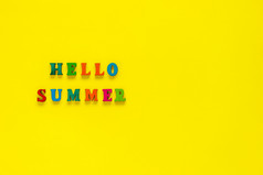 登记你好夏天从色彩斑斓的信黄色的背景前视图复制空间