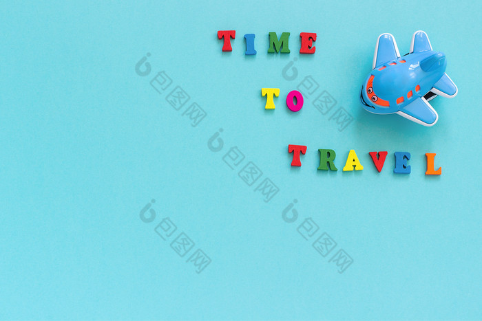 色彩斑斓的文本时间旅行和孩子们rsquo有趣的玩具飞机蓝色的纸背景复制空间前视图概念旅游模板为明信片问候卡色彩斑斓的文本时间旅行和孩子们rsquo有趣的玩具飞机蓝色的纸背景复制空间前视图概念旅游模板为