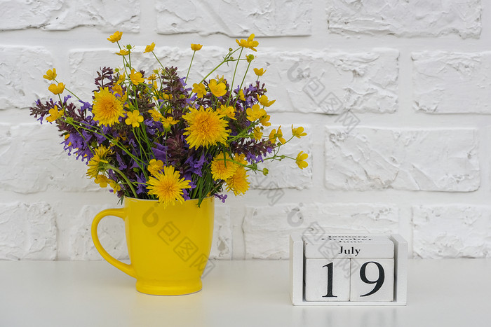 木多维数据集日历7月和黄色的杯与明亮的彩色的花对白色砖墙模板日历日期为你的设计复制空间木多维数据集日历7月和黄色的杯与明亮的彩色的花对白色砖墙模板日历日期为你的设计复制空间