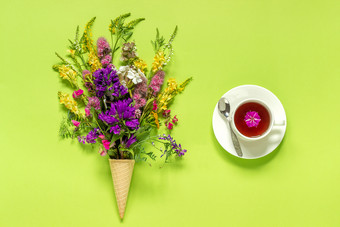 花束场彩色的花华夫格冰奶油锥杯茶绿色纸背景模板为刻字文本你的设计问候卡有创意的前视图复制空间概念你好夏天花束场彩色的花华夫格冰奶油锥杯茶绿色纸背景模板为刻字文本你的设计问候卡有创意的前视图复制空间概念