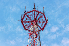 电信塔与天线背景蓝色的天空与云电视和广播塔大城市