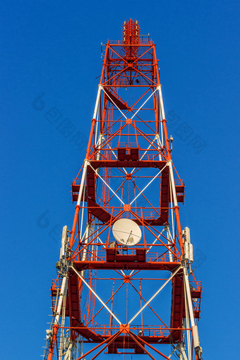 电信塔与天线背景蓝色的天空电视和广播塔大城市