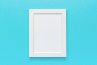 白色框架与空卡蓝色的背景有创意的平躺前视图模型复制空间为文本白色框架与空卡蓝色的背景有创意的平躺前视图模型复制空间为文本