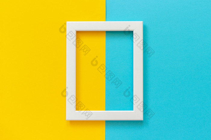 白色框架黄色的和蓝色的背景有创意的平躺前视图模型复制空间为文本白色框架黄色的和蓝色的背景有创意的平躺前视图模型复制空间为文本