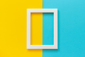 白色框架黄色的和蓝色的背景有创意的平躺前视图模型复制空间为文本白色框架黄色的和蓝色的背景有创意的平躺前视图模型复制空间为文本