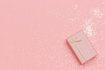 礼物盒子与弓角落里粉红色的柔和的背景最小的风格前视图复制空间模型礼物盒子与弓角落里粉红色的柔和的背景最小的风格前视图复制空间模型