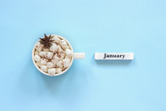 木日历冬天个月1月和杯可可与棉花糖茴香明星蓝色的背景概念前视图平躺问候卡杯可可棉花糖和日历1月蓝色的背景