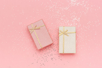 两个礼物盒子柔和的颜色粉红色的背景前视图两个礼物盒子柔和的颜色粉红色的背景前视图