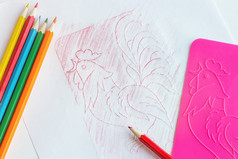 画旋塞与彩色的铅笔使用aembossed钢网画教训与孩子们孩子们rsquo创造力