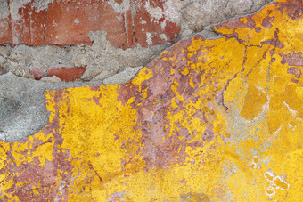 老砖墙与摇摇欲坠彩色的石膏背景纹理