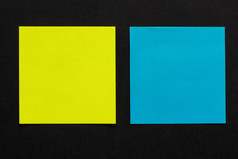 黄色的和蓝色的贴纸黑色的背景布局为写作消息模拟为设计