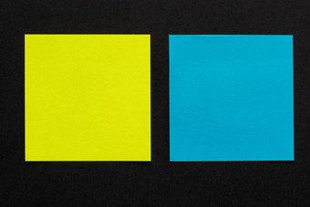 黄色的和蓝色的贴纸黑色的背景<strong>布局</strong>为写作消息模拟为设计