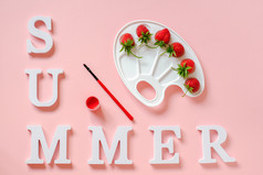 文本夏天红色的成熟的草莓艺术调色板刷和水粉画粉红色的背景有创意的概念夏天颜色油漆前视图平躺模板为明信片邀请文本夏天红色的成熟的草莓艺术调色板刷和水粉画粉红色的背景有创意的概念夏天颜色油漆前视图平躺模板