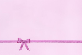 装饰闪亮的丝带与弓柔和的粉红色的背景与复制空间为文本前视图布局装饰闪亮的丝带与弓粉红色的背景