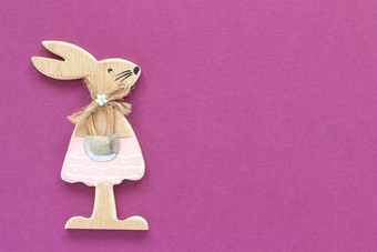 木小雕像兔子兔子紫色的纸背景概念情人节rsquo卡快乐复活节卡前视图最小的风格复制空间模板为刻字文本你的设计木小雕像兔子兔子紫色的纸背景概念情人节rsquo卡快乐复活节卡前视图最小的风格复制空间模板为