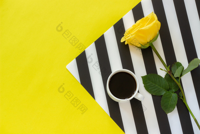 杯咖啡和黄色的玫瑰时尚的黑色的和白色餐巾黄色的背景最小的风格概念好早....一天平躺前视图复制空间杯咖啡和黄色的玫瑰时尚的黑色的和白色餐巾黄色的背景最小的风格概念好早....一天平躺前视图复制空间