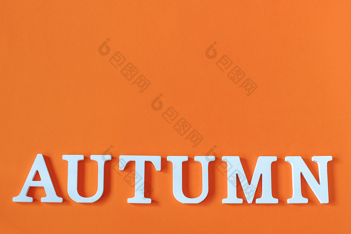 词秋天从白色信与复制空间橙色纸背景最小的风格概念你好秋天有创意的前视图平躺词秋天从白色信与复制空间橙色纸背景最小的风格概念你好秋天有创意的前视图平躺