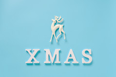 文本圣诞节从白色信和圣诞节装饰鹿玩具蓝色的背景概念快乐圣诞节最小的风格前视图平躺模板为设计卡邀请文本圣诞节从白色信和圣诞节装饰鹿玩具蓝色的背景概念快乐圣诞节最小的风格前视图平躺模板为设计卡邀请