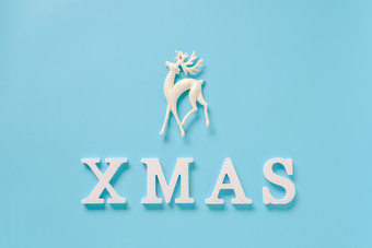 文本圣诞节从白色信和圣诞节装饰鹿玩具蓝色的背景概念快乐圣诞节最小的风格前视图平躺模板为设计卡邀请文本圣诞节从白色信和圣诞节装饰鹿玩具蓝色的背景概念快乐圣诞节最小的风格前视图平躺模板为设计卡邀请