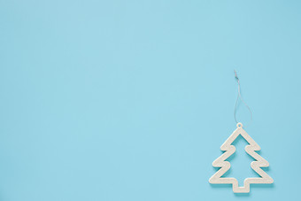 白色圣诞节装饰树玩具蓝色的背景与复制空间概念快乐圣诞节快乐新一年最小的风格前视图平躺模板为你的设计卡邀请白色圣诞节装饰树玩具蓝色的背景与复制空间概念快乐圣诞节快乐新一年最小的风格前视图平躺模板为你的设