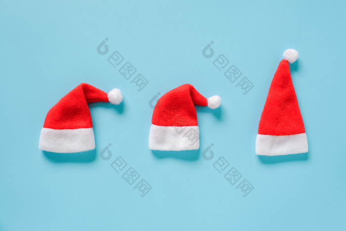 冬天假期作文三个红色的圣诞老人老人帽子蓝色的背景问候卡布局前视图平躺模板为设计卡邀请冬天假期作文三个红色的圣诞老人老人帽子蓝色的背景问候卡布局前视图平躺模板为设计卡邀请