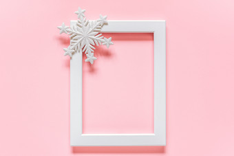 白色框架与装饰雪花粉红色的背景与复制空间概念快乐圣诞节快乐新一年最小的风格前视图平躺模板为你的设计卡邀请白色框架与装饰雪花粉红色的背景与复制空间概念快乐圣诞节快乐新一年最小的风格前视图平躺模板为你的设