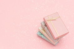 桩礼物盒子柔和的颜色粉红色的背景前视图桩礼物盒子柔和的颜色粉红色的背景前视图