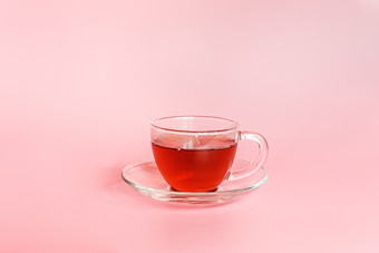 茶时间杯茶粉红色的背景与复制空间最小的风格茶时间杯茶粉红色的背景与复制空间最小的风格
