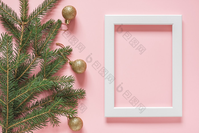 白色框架和绿色云杉分支与黄金圣诞节球粉红色的背景概念快乐圣诞节快乐新一年前视图平躺模型模板为你的设计卡邀请白色框架和绿色云杉分支与黄金圣诞节球粉红色的背景概念快乐圣诞节快乐新一年前视图平躺模型模板为你