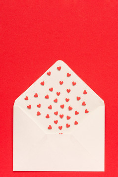 红色的糖果洒糖果心飞出白色纸信封位于的中间红色的背景前视图复制空间为文本概念情人节一天和情人节卡礼物消息与爱红色的糖果洒糖果心飞出白色纸信封红色的背景前视图复制空间为文本概念情人节一天和情人节卡礼物消