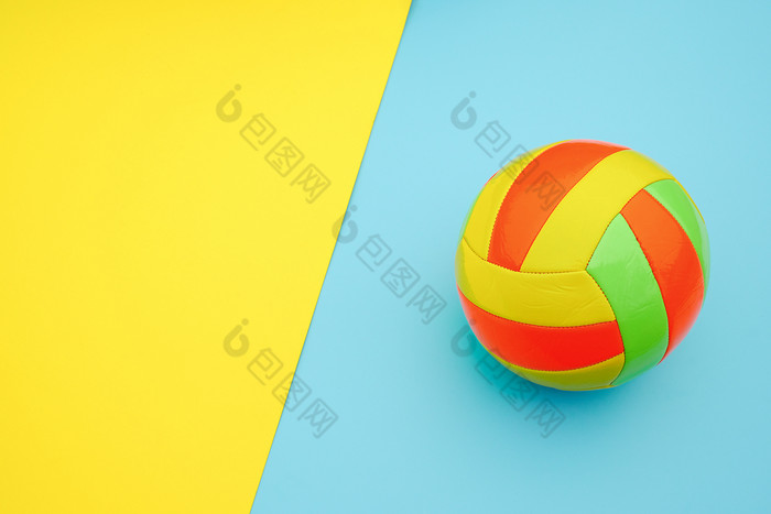 明亮的多色的排球球黄色的蓝色的背景与复制空间前视图平躺最小的风格模板为卡设计明亮的多色的排球球黄色的蓝色的背景与复制空间前视图平躺最小的风格模板为卡设计