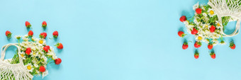 花束白色洋甘菊可重用的购物生态网袋和飞溅红色的草莓蓝色的背景概念你好夏天横幅复制空间前视图花束白色洋甘菊可重用的购物生态网袋和飞溅红色的草莓蓝色的背景概念你好夏天横幅复制空间前视图