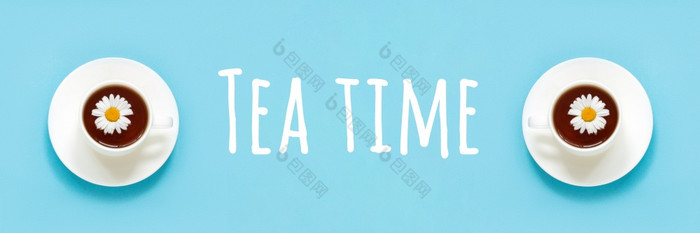 茶时间文本和两个白色杯茶与洋甘菊菜飞碟蓝色的背景前视图平躺横幅茶时间文本和两个白色杯茶与洋甘菊菜飞碟蓝色的背景前视图平躺横幅