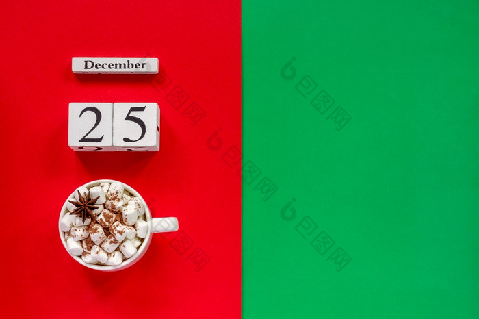 木日历12月和杯可可与棉花糖红色的和绿色背景前视图平躺概念圣诞节一天复制空间日历12月和杯可可与棉花糖