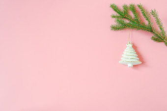 白色圣诞节装饰树玩具冷杉分支粉红色的背景与复制空间概念快乐圣诞节快乐新一年最小的风格前视图平躺模板为设计卡邀请白色圣诞节装饰树玩具冷杉分支粉红色的背景与复制空间概念快乐圣诞节快乐新一年最小的风格前视图
