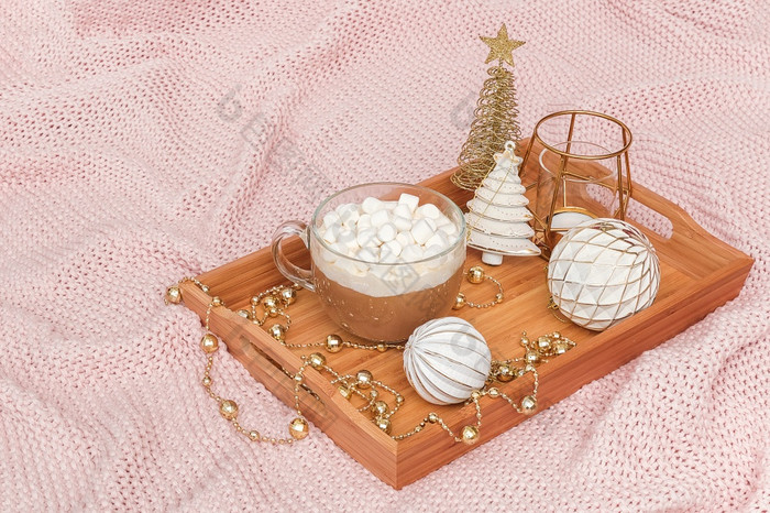 木托盘与杯可可棉花糖和圣诞节装饰温暖的针织粉红色的格子圣诞节新一年好早....概念木托盘与杯可可棉花糖和圣诞节装饰温暖的针织粉红色的格子圣诞节新一年好早....概念