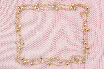 矩形框架从<strong>金珠</strong>子加兰针织粉红色的背景前视图平躺模板为设计矩形框架从<strong>金珠</strong>子加兰针织粉红色的背景前视图平躺模板为设计