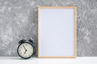 木垂直白色空框架和黑色的报警时钟表格灰色的混凝土墙背景模型模板为你的设计木垂直白色空框架和黑色的报警时钟表格灰色的混凝土墙背景模型模板为你的设计