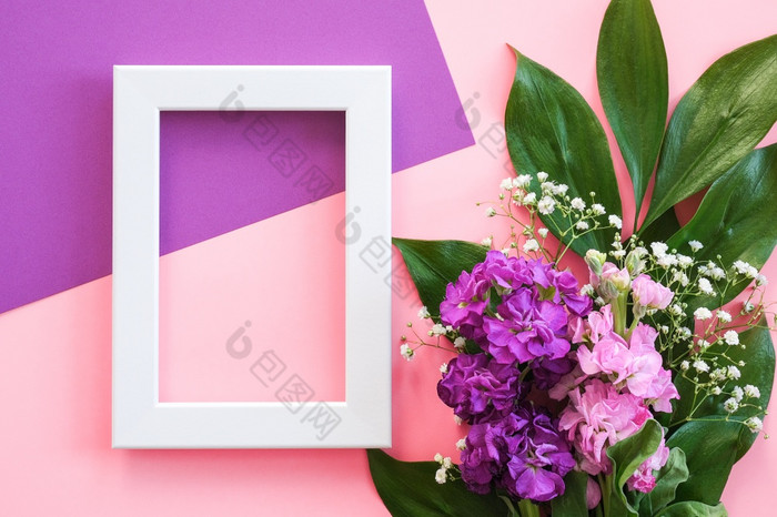 白色框架和花束花粉红色的紫色的背景问候卡平躺模型概念你好夏天妈妈。rsquo一天女人的一天好一天模板为文本和设计白色框架和花束花粉红色的紫色的背景问候卡平躺模型概念你好夏天妈妈。rsquo一天女人的一